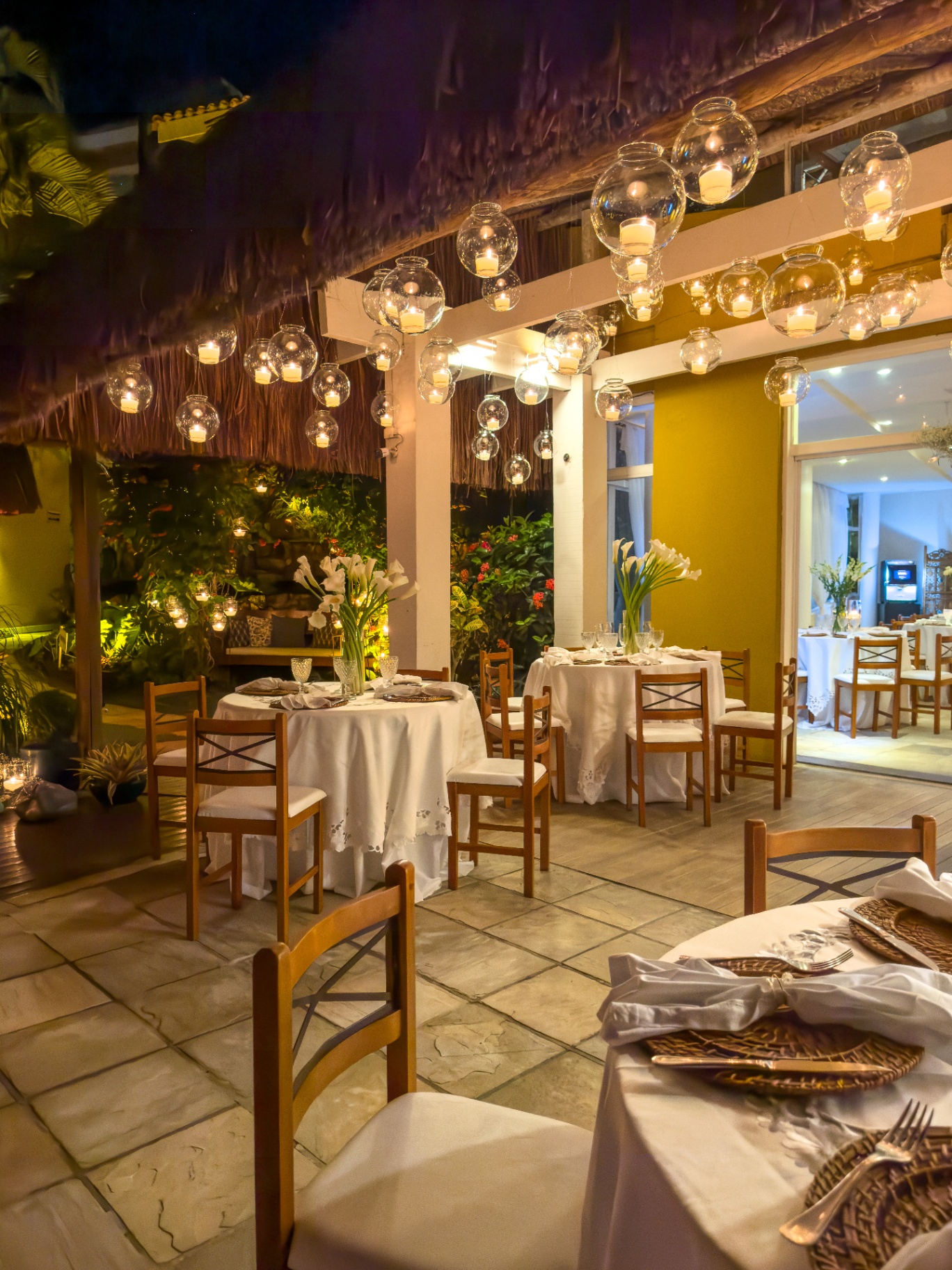 Ambiente com lustres de vidro