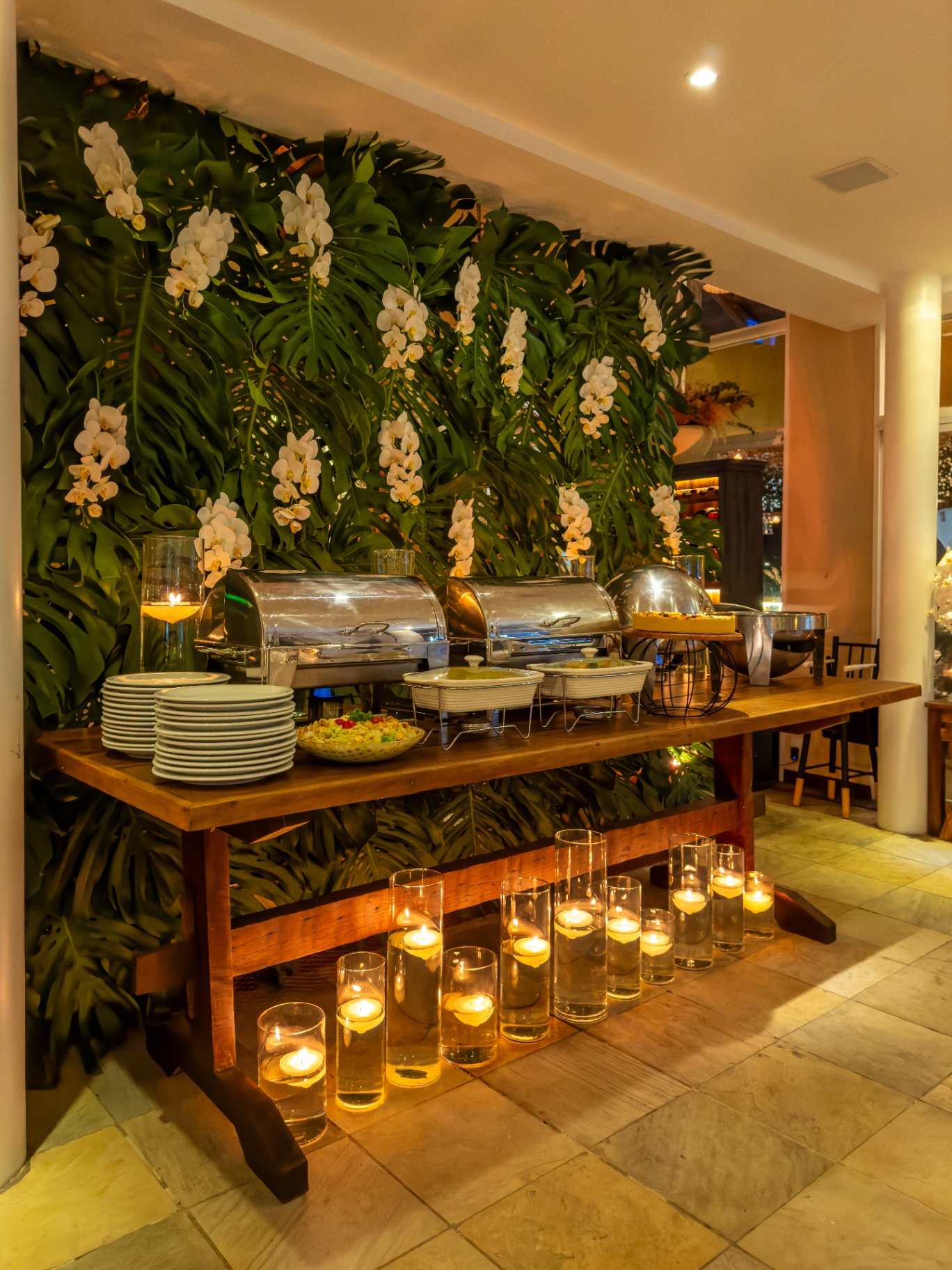 Buffet com parede de orquídeas