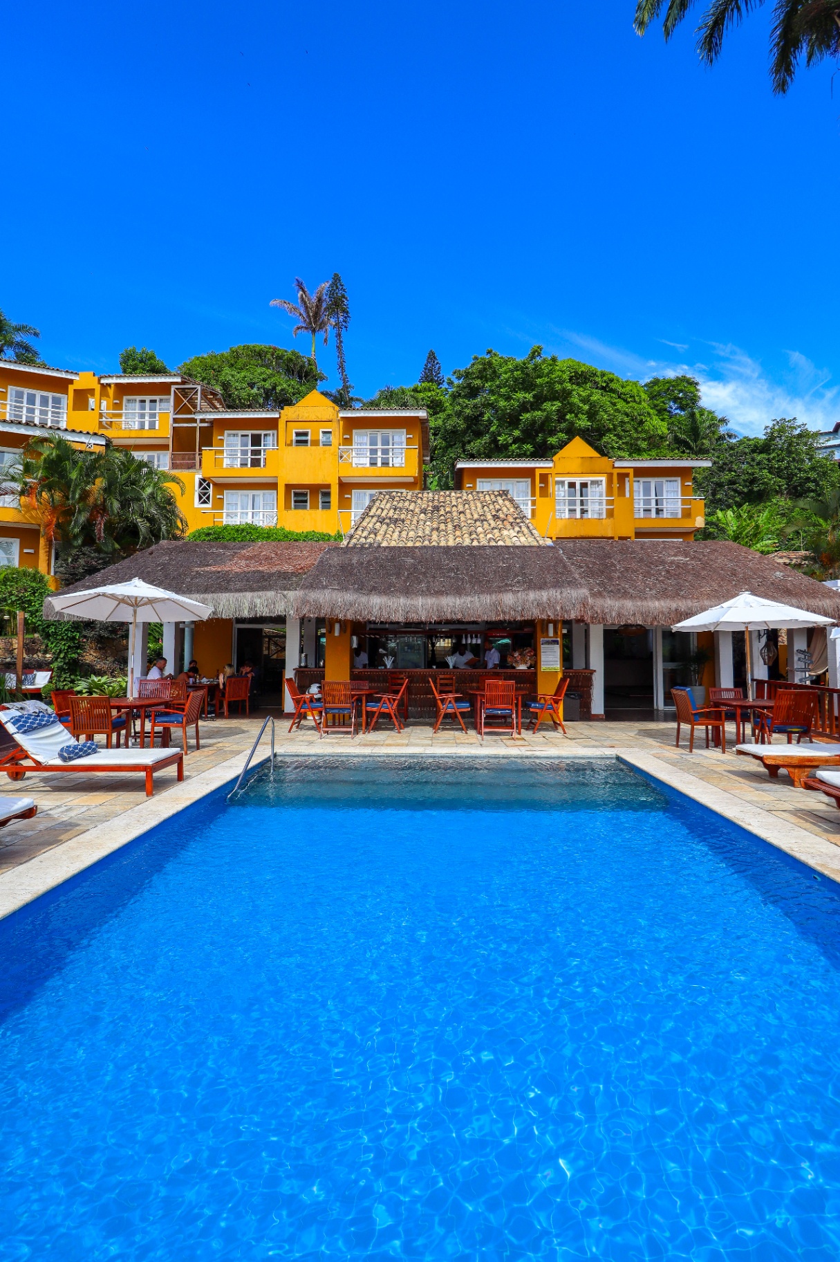 Fachada e piscina do Restaurante Bahiamarela em João Fernandes, Búzios