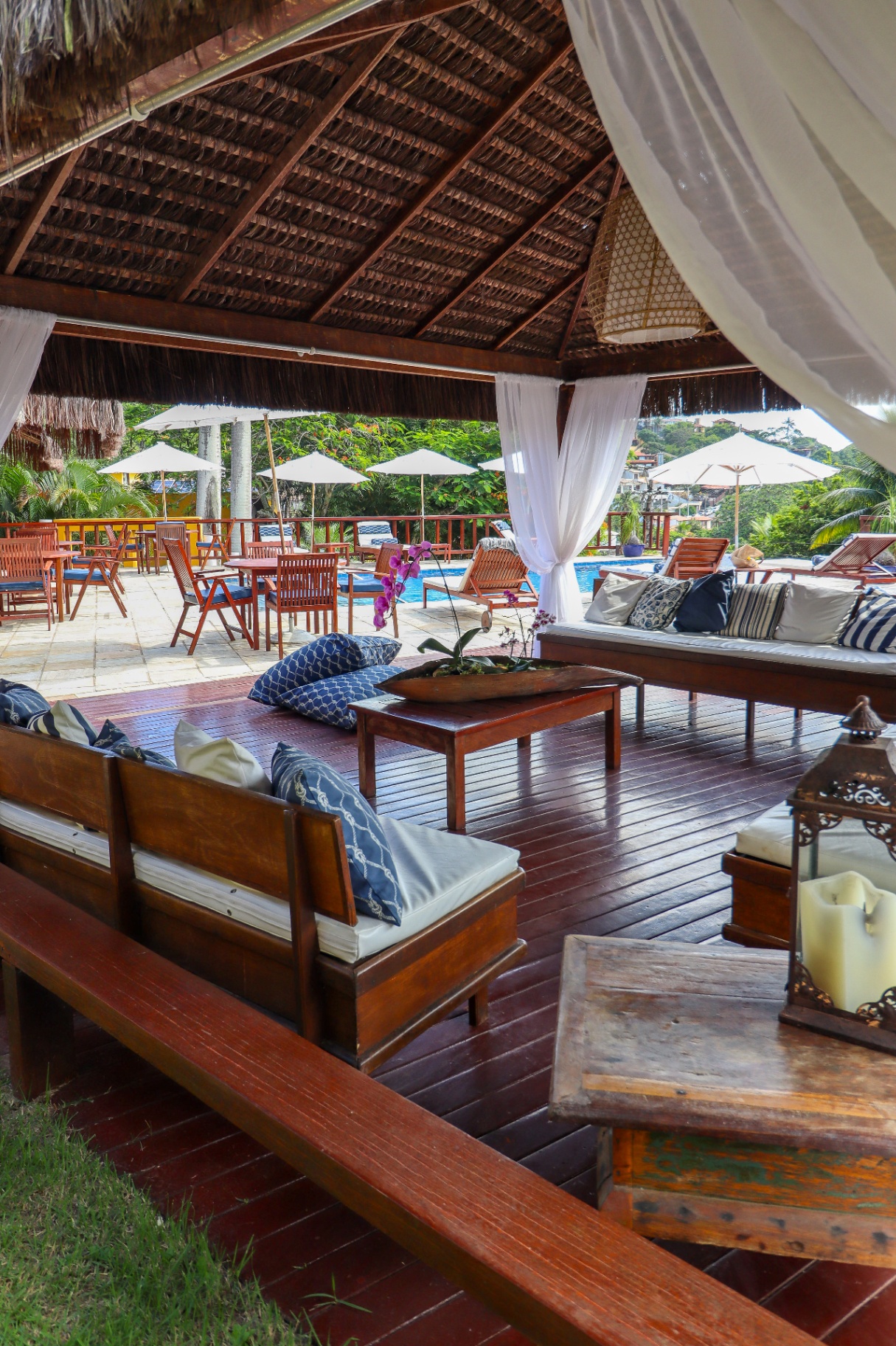 Lounge à beira da piscina do Bahiamarela ao entardecer