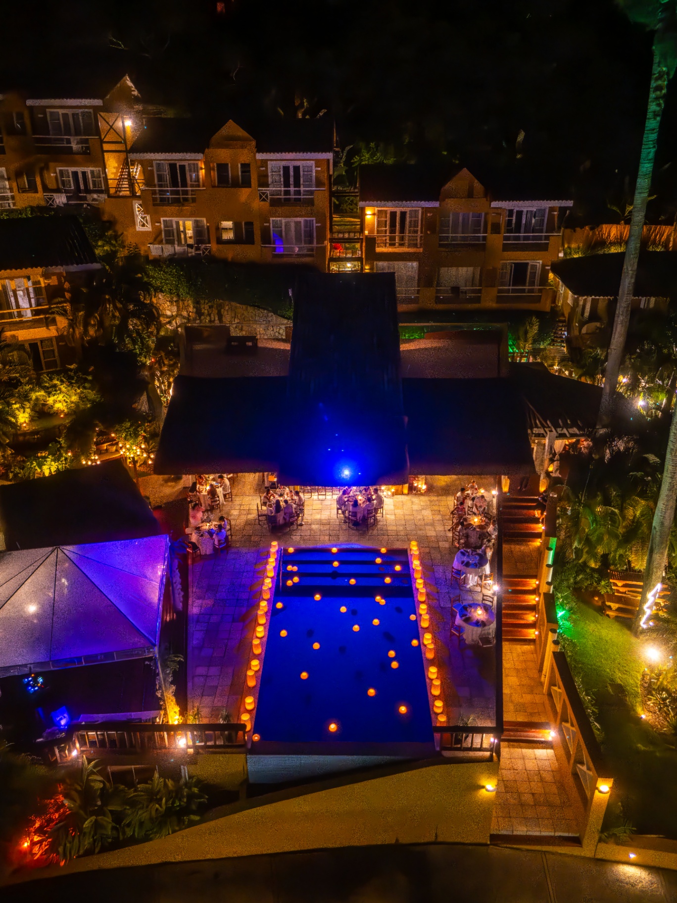 Vista aérea noturna do Restaurante Bahiamarela em João Fernandes, Búzios